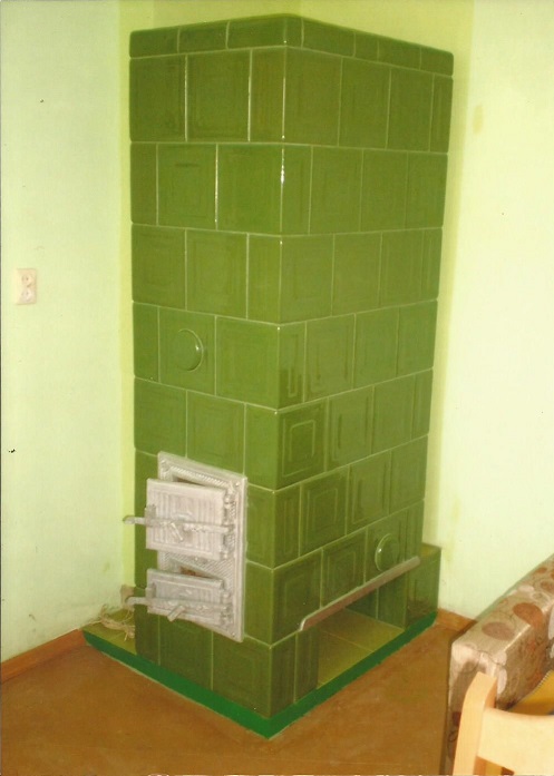 Piec z kafli zielonych z wzorem pasek kwadratu